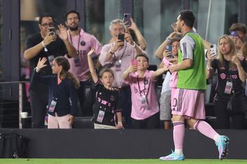 FORT LAUDERDALE, FLORIDA - OCTOBER 07: Lionel Messi #10 of Inter Miami CF warms up against the FC Cincinnati during the second half at DRV PNK Stadium on October 07, 2023 in Fort Lauderdale, Florida.   Megan Briggs/Getty Images/AFP (Photo by Megan Briggs / GETTY IMAGES NORTH AMERICA / Getty Images via AFP)